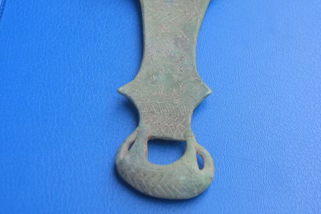 Đến nay, ở nước ta chưa phát hiện được ở nơi nào có chiếc muôi gắn tượng voi đẹp, độc đáo như muôi làng Vạc. Phần sau của chiếc muôi đồng gắn tượng voi. Chiếc muôi có những đường cong lượn mềm mại, tinh xảo, cho thấy trình độ đúc đồng, tạo tượng của cư dân làng Vạc đã phát triển đến đỉnh cao.