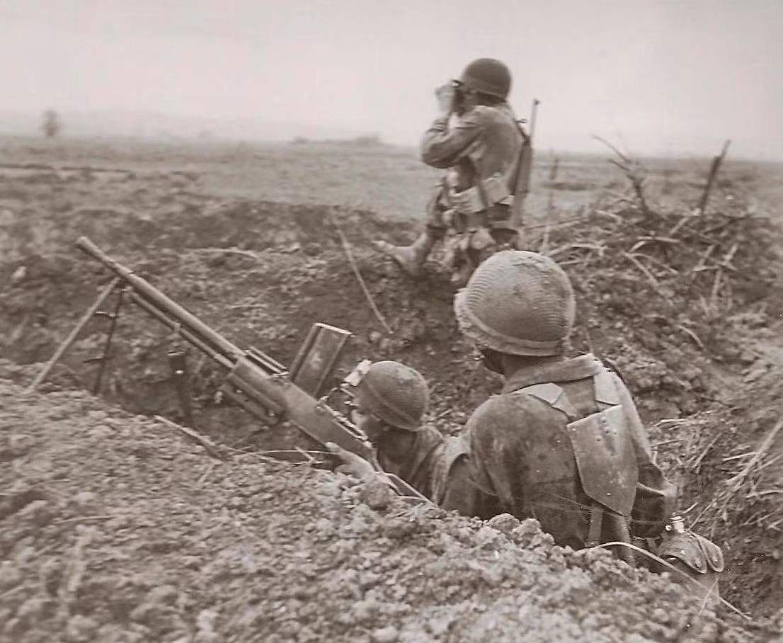 Ngày 20/11/1953, Pháp bắt đầu nhảy dù xuống lòng chảo Điện Biên Phủ, và xây dựng nơi đây thành pháo đài bất khả xâm phạm với niềm tin chắc lòng chảo này sẽ nghiền nát quân đội non trẻ của ta. Nguồn ảnh: Pinterest.