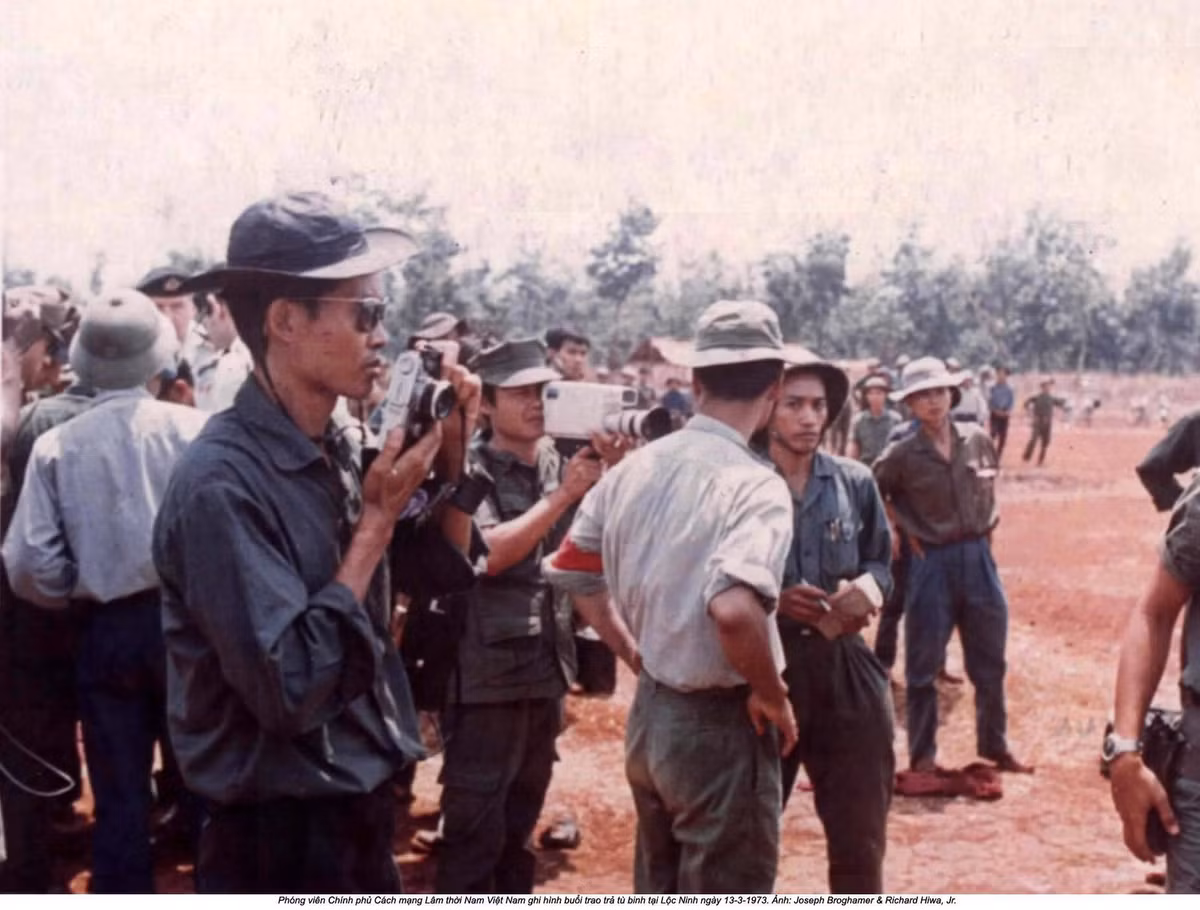 Các phóng viên theo dõi sát sao mọi khía cạnh của cuộc trao trả tù binh, đặc biệt là ghi nhận lại tình trạng sức khỏe tốt của binh lính Mỹ trước khi được trao trả. Nguồn ảnh: Flickr.