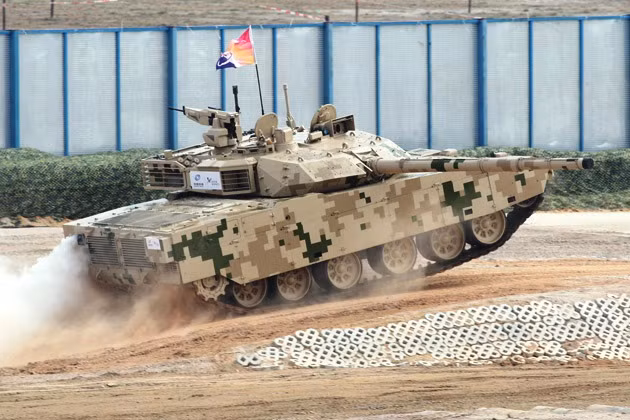 Dù không rõ có được trang bị cho Quân đội Trung Quốc hay không nhưng VT-4 được đánh giá là mẫu xe tăng tốt nhất từng được Trung Quốc phát triển trong suốt 10 năm qua. Dĩ nhiên hiện nay VT-4 đang làm mưa làm gió trên thị trường xuất khẩu vũ khí thế giới, với một loạt lợi thế trước các mẫu xe tăng hiện đại do châu Âu hay Nga chế tạo. Nguồn ảnh: Sina.