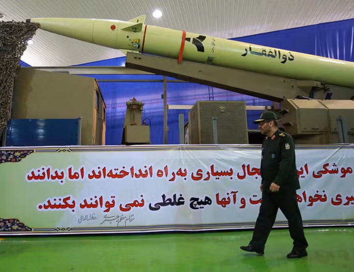 Toàn cảnh tên lửa Zolfaghar do Iran sản xuất nằm gọn trên bệ phóng. Nguồn ảnh: Twitter.