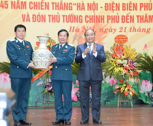 Thủ tướng Nguyễn Xuân Phúc tặng quà lưu niệm Quân chủng PK-KQ. Ảnh: Hoàng Hà Thủ tướng Nguyễn Xuân Phúc tặng quà lưu niệm Quân chủng PK-KQ. Ảnh: Hoàng Hà