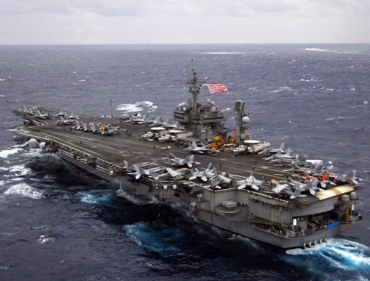 Là một tàu sân bay được đóng theo kiểu cũ, USS Kitty Hawk hoàn toàn không sử dụng động cơ hạt nhân. Mặc dù vậy, muốn bán một tàu sân bay cũ có kích thước khổng lồ như USS Kitty Hawk ra nước ngoài hoàn toàn không phải là điều đơn giản và số phận của nó ít nhiều cũng đã "an bài" từ khi bị loại biên Hải quân Mỹ. Nguồn ảnh: SOFP.