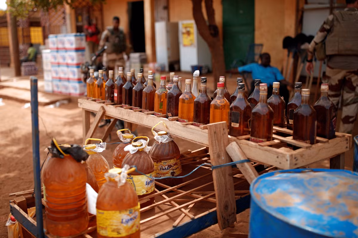 Xăng dầu của Quân đội Pháp được người dân mua lại và mang ra bán tại những nơi thiếu thốn nhiên liệu. Nguồn ảnh: Theatlantic.