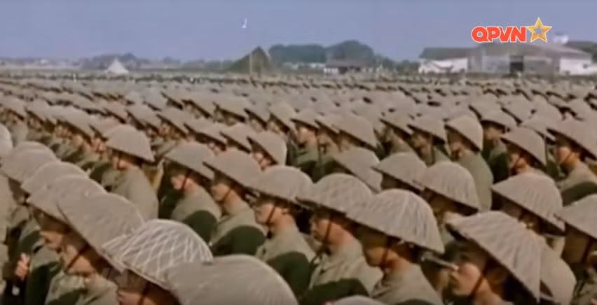 Tới chiến dịch Điện Biên Phủ, hệ thống đường giao thông với các nước Xã hội Chủ nghĩa ở phía Bắc đã được mở thông, quân đội ta đã được cấp phát những bộ quân phục may bằng vải Tô Châu do nước bạn viện trợ. Nguồn ảnh: QPVN.