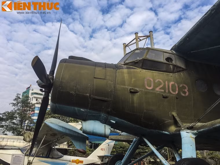 Theo các phi công kinh nghiệm, tốc độ tối thiểu của An-2 là không có do khi bay ở vận tốc khoảng 55 km/h, ở tốc độ này lực nâng của máy bay vẫn đủ do nó có tới 2 tầng cánh, nếu gặp một cơn gió ngược có tốc độ tương đương (55 km/h) chiếc máy bay sẽ đứng im một chỗ và nếu gió ngược khoảng 65 km/h, nó sẽ bắt đầu bay... giật lùi.