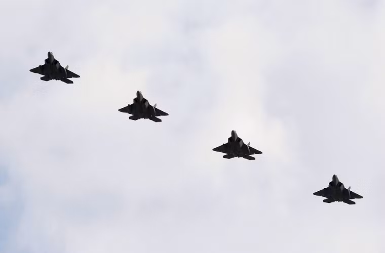 Được biết, đây là lần đầu tiên Mỹ triển khai cùng lúc 6 chiến đấu cơ F-22 Raptor tới bán đảo Triều Tiên. Có thể thấy, Mỹ và Hàn Quốc đang gia tăng sức ép, cả về kinh tế lẫn quân sự, lên Triều Tiên nhằm buộc Bình Nhưỡng quay trở lại bàn đàm phán về vấn đề phát triển vũ khí hạt nhân “bất hợp pháp” của nước này cũng như sau vụ thử tên lửa đạn đạo hôm 29/11. Nguồn ảnh: KRCR.