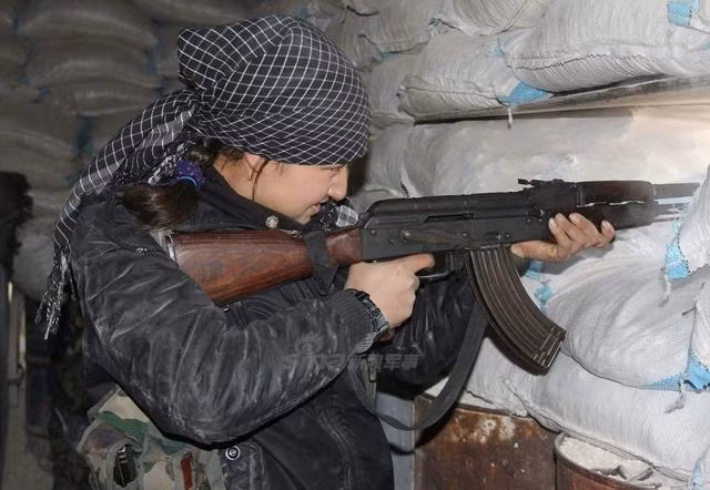 Về thân phận của lực lượng này, đây đều là những người lính tình nguyện, phục vụ trong lực lượng vũ trang Iraq, quân đội Syria hoặc lực lượng vũ trang người Kurd. Nguồn ảnh: Sina.