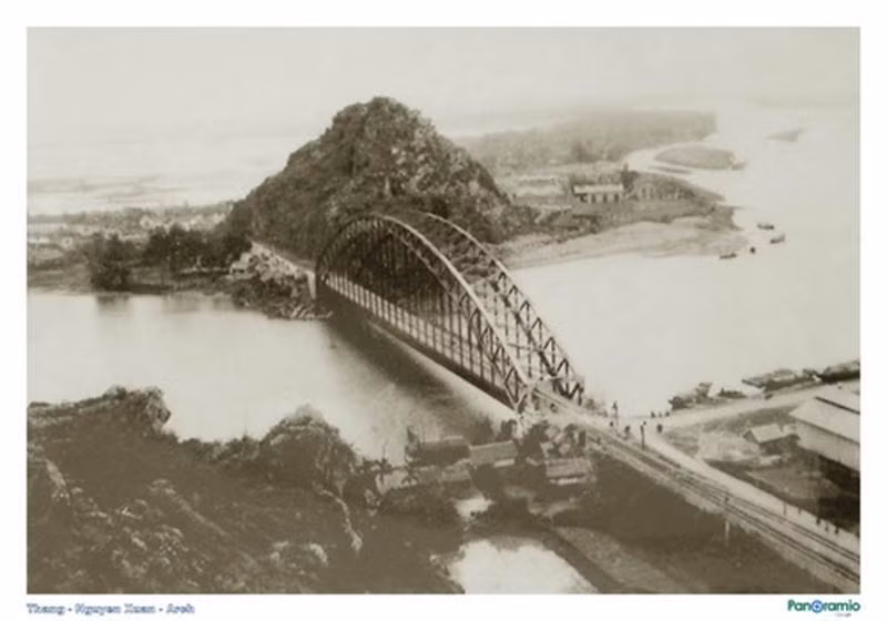 Sỡ dĩ Không quân Mỹ không thể đánh đứt được cầu Hàm Rồng trong thời gian đó là do hai phía đầu cầu có hai quả núi rất lớn án ngự, hai quả núi này là nơi đặt những trận địa pháo phòng không tầm thấp cực kỳ hiệu quả, giúp bảo vệ cầu Hàm Rồng khỏi những máy bay ném bom chiến thuật - lực lượng được Không quân và Không quân Hải quân Mỹ giao phó có nhiệm vụ đánh sập cầu Hàm Rồng. Nguồn ảnh: Panmio.