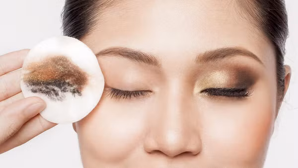 Đầu tiên, lớp trang điểm ở mắt môi, kem chống nắng trên mặt sẽ được xóa đi bằng bông thấm nước tẩy trang chuyên dụng hoặc dầu tẩy trang.