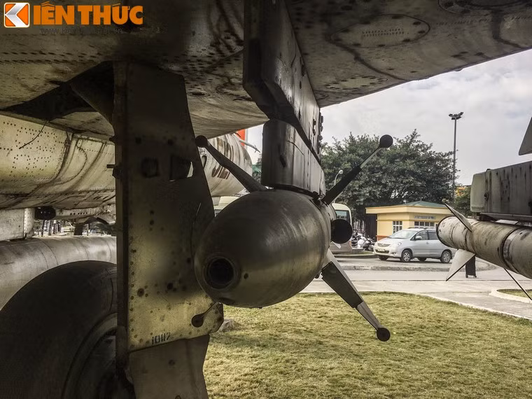 Điều đáng nói ở đây chính là việc Mỹ huy động tới tổng cộng 2.200 máy bay các loại tấn công bầu trời Hà Nội, trong khi đó phía Không quân Việt Nam chỉ vào trận với khoảng 50 phi cơ chiến đấu MiG làm nhiệm vụ đánh chặn đối phương.