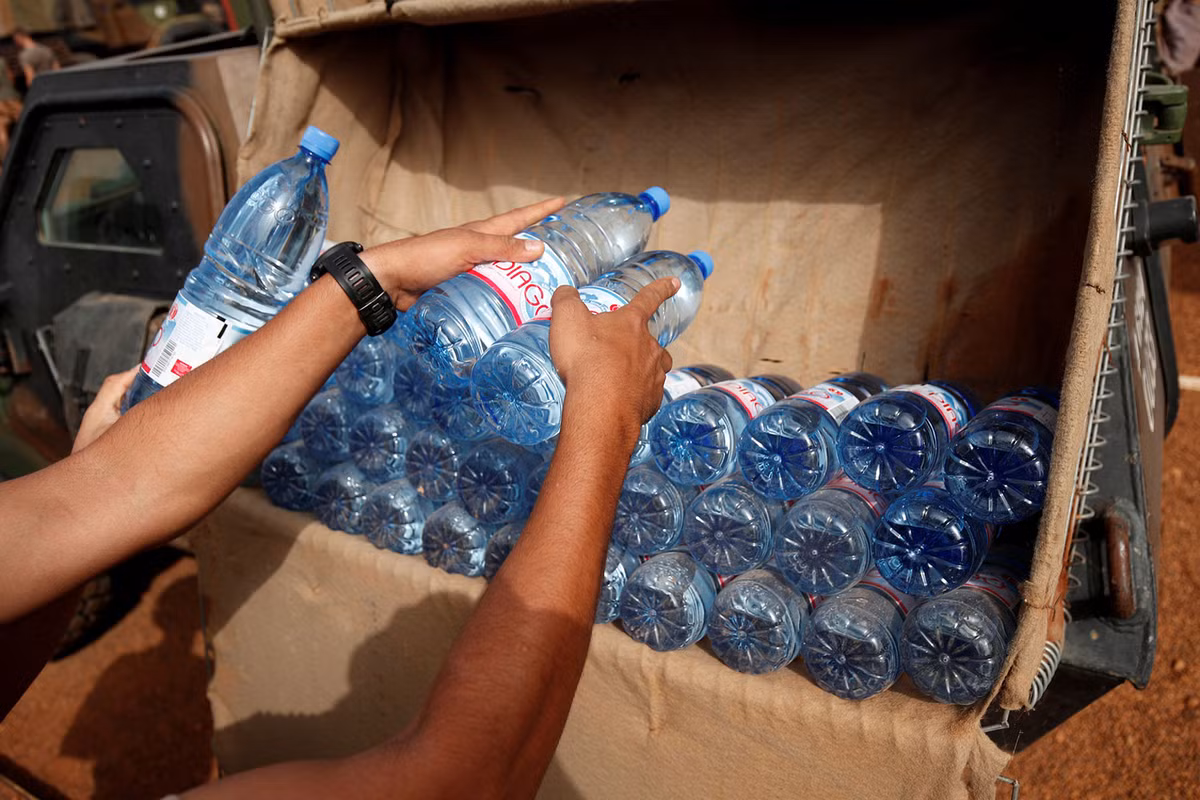 Do hạn chế về vị trí địa lý cũng như cơ sở hạ tầng ở Mali, mọi hoạt động ăn uống tắm rửa của binh lính Pháp tại Mali đều phải dùng nước đóng chai. Nguồn ảnh: Theatlantic.