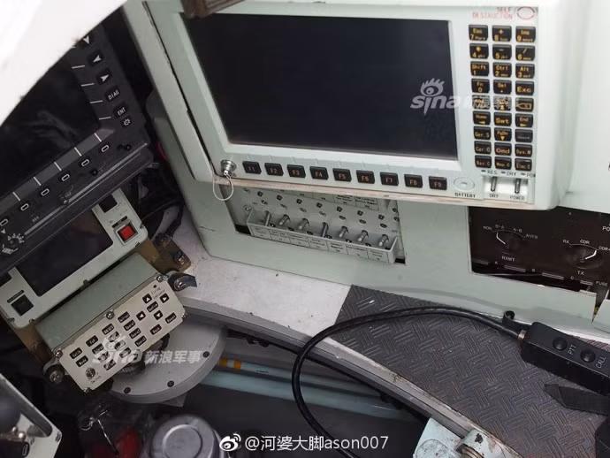 Vị trí ngồi của trưởng xe với rất nhiều màn hình hiển thị điện tử, có thể dễ dàng nhận thấy, nhiều chi tiết trên xe vẫn còn được viết bằng tiếng Trung và chưa được chuyển ngữ sang tiếng Thái hoặc tiếng Anh. Nguồn ảnh: Sina.