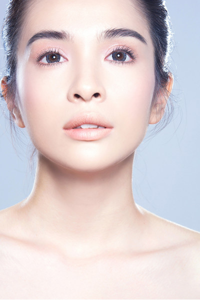 Nhiều người cho rằng da nhạy cảm sẽ không thể trang điểm, tuy nhiên, điều này chưa chắc đã đúng. Da nhạy cảm vẫn có thể make up nhưng sẽ khó khăn và cầu kỳ hơn so với những da thường.