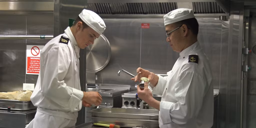 Các đầu bếp chuẩn bị thức ăn cho buổi lễ, trong đó có những món được chế biến riêng dành cho Nữ hoàng Elizabeth II.