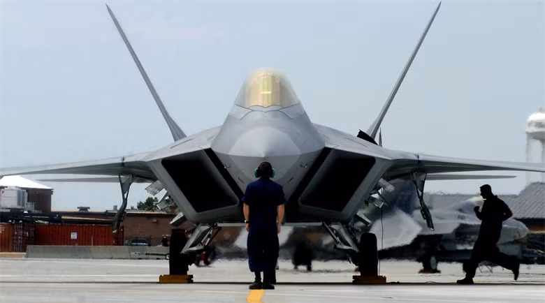 Phi đội gồm ít nhất 6 chiếc F-22 Raptor hiện đại bậc nhất của Không quân Mỹ hiện đã có mặt ở Hàn Quốc để tham gia cuộc tập trận Vigilant Aceang, cuộc tập trận không quân lớn nhất từ trước tới nay của liên quân Mỹ-Hàn. Nguồn ảnh: USAF.