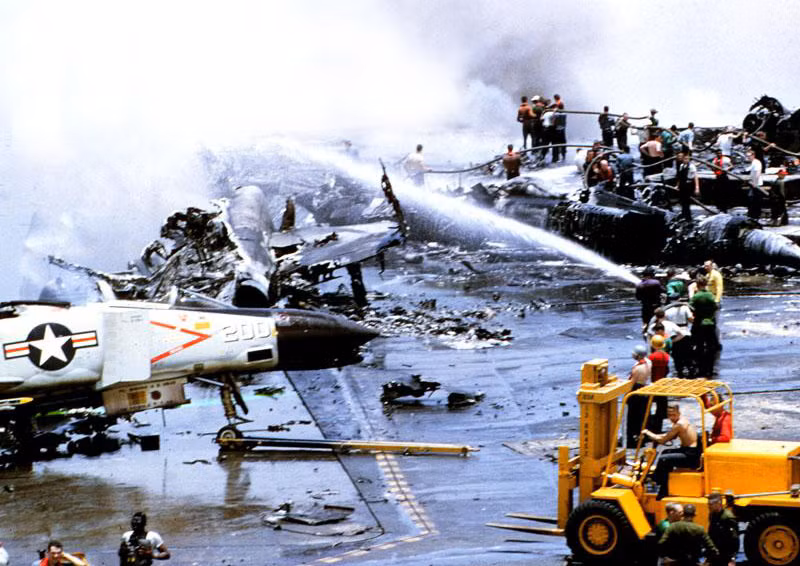 Quy trình an toàn vận hành tàu sân bay của Mỹ ngày nay đều là được xây dựng dựa trên những kinh nghiệm xương máu của lực lượng này. Nguồn ảnh: Naval.