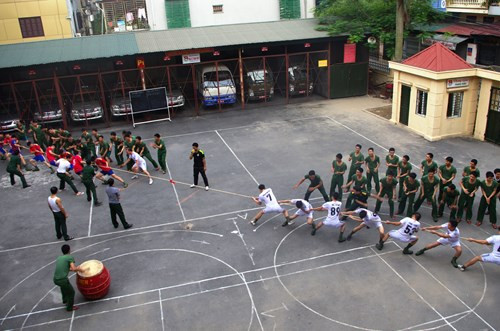 Nhờ đó, cán bộ, chiến sĩ đơn vị có ý chí quyết tâm cao, không ngại khó, ngại khổ, hoàn thành tốt mọi nhiệm vụ được giao”. Hình ảnh cán bộ chiến sĩ Tiểu đoàn KSQS 103 trong hoạt động thể thao ngoài trời.