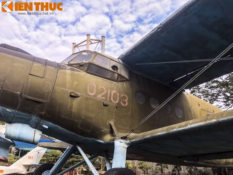 Khả năng bay lùi của An-2 được thể hiện rõ trong sách hướng dẫn bay của nó, chiếc phi cơ này không có tốc độ tối thiểu. Tốc độ tối thiểu là tốc độ mà khi máy bay bay ở tốc độ thấp hơn tốc độ này, nó sẽ bị mất lực nâng và rơi.