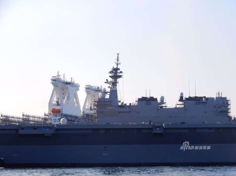 Nguyên nhân thứ nhất có nhiều khả năng hơn vì trong thời gian quay lại cảng sửa chữa, tàu đổ bộ trực thăng JS Kaga đã phải nhờ tới sự lai dắt của các tàu cứu kéo, khiến nhiều người hoài nghi về khả năng tự di chuyển của con tàu có độ giãn nước 27.000 tấn này. Nguồn ảnh: Sina.