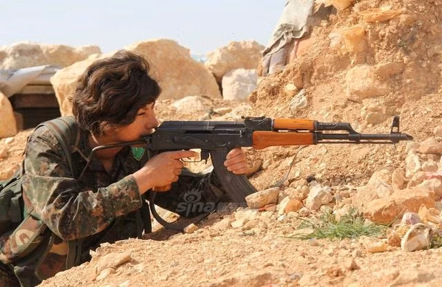 Họ hoàn toàn ý thức được mối nguy hiểm mà mình phải đối mặt, ngoài những cái chết có phần "êm ái" khi giao tranh, họ còn phải đối mặt với nguy cơ bị lạm dụng, hoặc tệ hơn là bị bán làm nô lệ nếu rơi vào tay phiến quân IS. Nguồn ảnh: Sina.