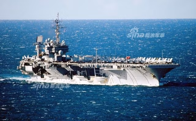 Là chiếc đầu tiên được đóng theo lớp Kitty Hawk, tàu sân bay USS Kitty Hawk có độ giãn nước tối đa lên tới 83.000 tấn, dài 325 mét, lườn rộng 86 mét và có độ mớm nước tối đa vào khoảng 12 mét. Nguồn ảnh: Sina.