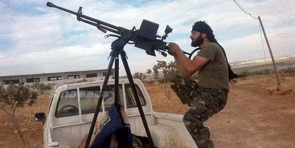 Hình ảnh quen thuộc của súng máy 12,7 mm tác chiến trên thùng xe bán tải, tạo được hỏa lực mạnh và cung cấp độ cơ động cao cho chính những khẩu súng máy này. Nguồn ảnh: Sina.