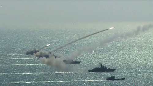 Cộng đồng mạng Trung Quốc cho rằng, khó có thể so sánh loại tên lửa nội địa của Trung Quốc với Kalibr, bởi sức mạnh cũng như khả năng mẫu tên lửa hành trình này của Nga đã được chứng minh trên toàn cầu. Nguồn ảnh: VTV.