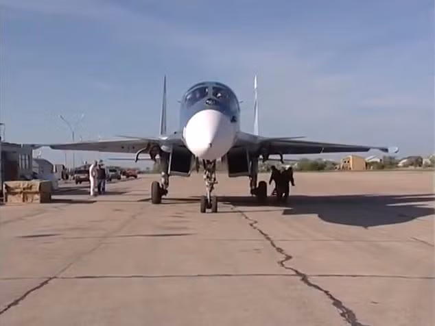 Thật vậy, máy bay chiến đấu Su-27KUB có kết cấu buồng lái đặc biệt - thay vì sử dụng kiểu ngồi trước ngồi sau thì dùng kiểu "sóng đôi" - thiết kế hiếm thấy trên các máy bay tiêm kích - bom chiến thuật, ngoài Su-34 và Su-24. Nguồn ảnh: Coldwar.