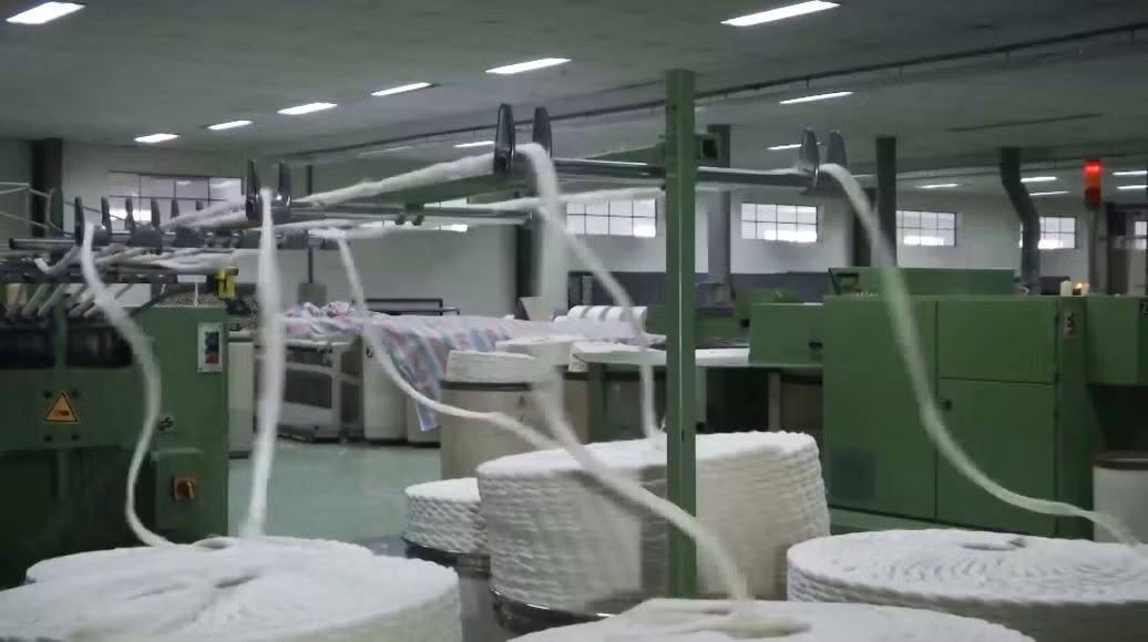 Từ thời điểm này, quân trang Quân đội Nhân dân Việt Nam đã sang trang mới khi có thể tự chủ trong việc sản xuất vải may quân phục. Không những có thể tự chế tạo ra loại vải may trang phục cho binh lính thông thường, Cục Quân nhu còn sản xuất thành công cả loại vải cao cấp để may trang phục cho sĩ quan. Nguồn ảnh: QPVN.