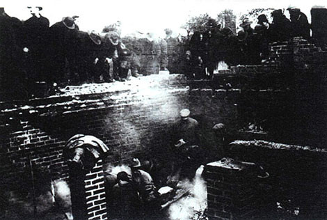 Cảnh sát khai quật tầng hầm trong nhà Belle để tìm chứng cứ những vụ giết người. Cảnh sát khai quật tầng hầm trong nhà Belle để tìm chứng cứ những vụ giết người.