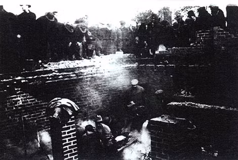 Cảnh sát khai quật tầng hầm trong nhà Belle để tìm chứng cứ những vụ giết người.