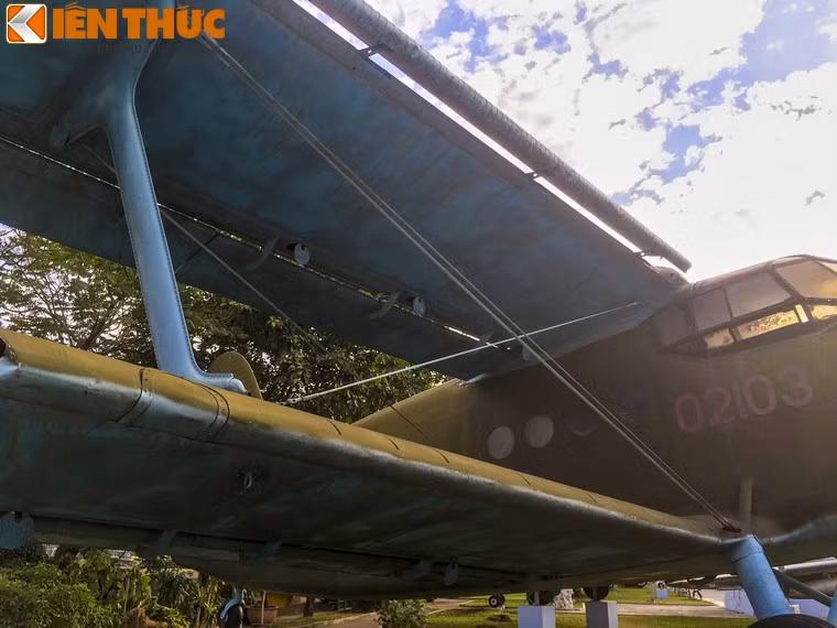 Máy bay Antonov An-2 có phi hành đoàn từ 1 tới 2 người, chứa được tối đa 12 hành khách và cất cánh được với trọng lượng tối đa 5,5 tấn. Chiếc phi cơ được trang bị một động cơ 1000 sức ngựa này có khả năng bay với tốc độ tối đa 258 km/h.