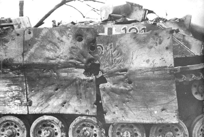 Không chỉ sở hữu sức mạnh hỏa lực vượt trội SU-152 còn được trang bị động cơ diesel 4 thì V-2K làm mát bằng chất lỏng. Công suất tối đa của động cơ đạt 600 mã lực giúp nó đạt vận tốc 43 km/h. Để khởi động động cơ chính, có một động cơ ST-700 công suất 15 mã lực hoặc khí nén từ các xi lanh với dung tích 2 đến 5 lít. Nguồn ảnh: ER.