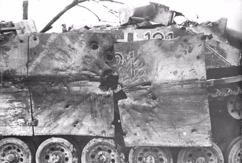 Không chỉ sở hữu sức mạnh hỏa lực vượt trội SU-152 còn được trang bị động cơ diesel 4 thì V-2K làm mát bằng chất lỏng. Công suất tối đa của động cơ đạt 600 mã lực giúp nó đạt vận tốc 43 km/h. Để khởi động động cơ chính, có một động cơ ST-700 công suất 15 mã lực hoặc khí nén từ các xi lanh với dung tích 2 đến 5 lít. Nguồn ảnh: ER.