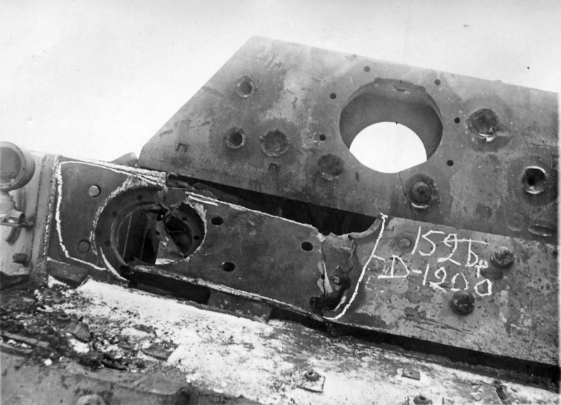 Pháo ML-20 có tốc độ bắn 2 viên/phút. Nó được trang bị kính ngắm toàn cảnh (khi bắn gián tiếp) và kính ngắm quang học ST-10 để ngắm bắn trực tiếp. Phạm vi bắn trực tiếp từ 700m. Ngoài ra pháo tự hành SU-152 còn được trang bị radio 10-RK-26 và bộ đàm nội bộ TPU-3. Nguồn ảnh: ER.