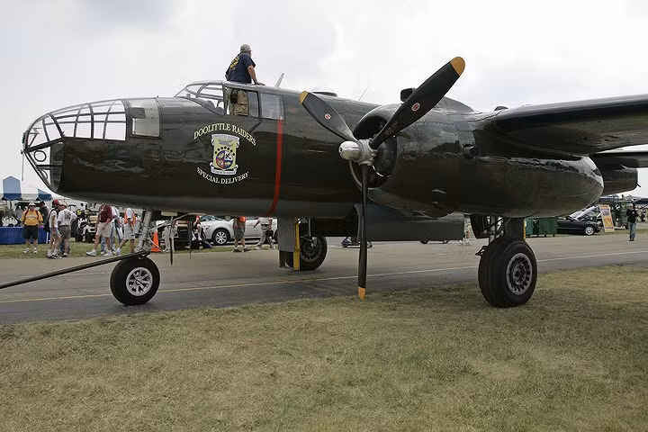 Ngày 18/4/1942, 16 chiếc B-25 dưới sự chỉ huy của Doolittle đã xuất kích từ tàu sân bay Hornet để tấn công 5 thành phố của Nhật Bản là Tokyo, Osaka, Yokohama, Nagoya, và Kobe.