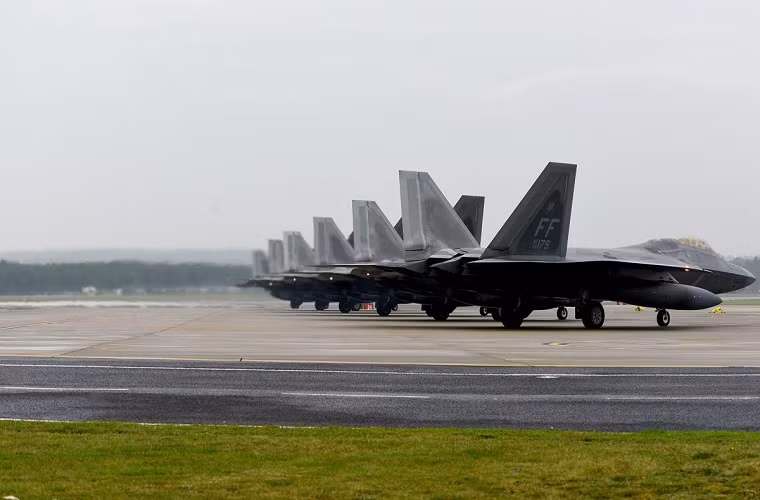 Theo thông tin ban đầu được Bộ tư lệnh liên quân Hàn-Mỹ thông báo, sẽ có ít nhất 12.000 binh sĩ Mỹ cùng hơn 230 máy bay chiến đấu từ 8 căn cứ quân sự của cả Mỹ và Hàn Quốc tham gia vào các hoạt động của Vigilant Ace kéo dài từ ngày 4 đến 8/12 . Một phát ngôn viên của Không quân Mỹ cho biết, nhiều khả năng máy bay F-35 cũng sẽ tham gia vào cuộc tập trận này. Nguồn ảnh: Military Times.