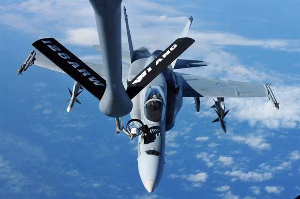 Sau 8 tiếng, phi cơ bắt buộc phải "nghỉ" để thực hiện bảo dưỡng. Sở dĩ có mốc thời gian như vậy là do trong thời gian hoạt động, động cơ của máy bay phản lực sẽ tỏa ra nhiệt lượng rất lớn. Nguồn ảnh: FW55.