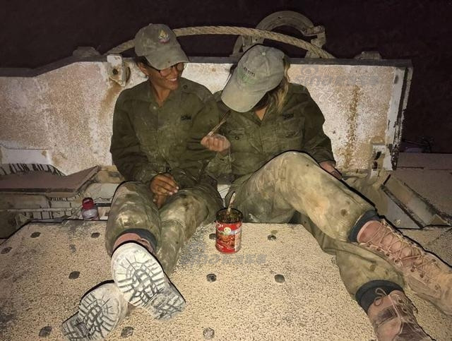 Không những trong lực lượng tăng thiết giáp, trong lực lượng thợ máy của nước này cũng có bóng dáng của rất nhiều nữ quân nhân. Nguồn ảnh: Sina.