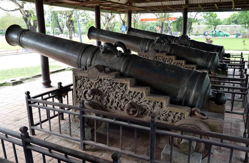 Chín khẩu thần công này được đặt tên theo thứ tự tên bốn mùa: Xuân, Hạ, Thu, Đông và theo ngũ hành: Kim, Mộc, Thủy, Hỏa, Thổ. Nguồn ảnh: Cinet.