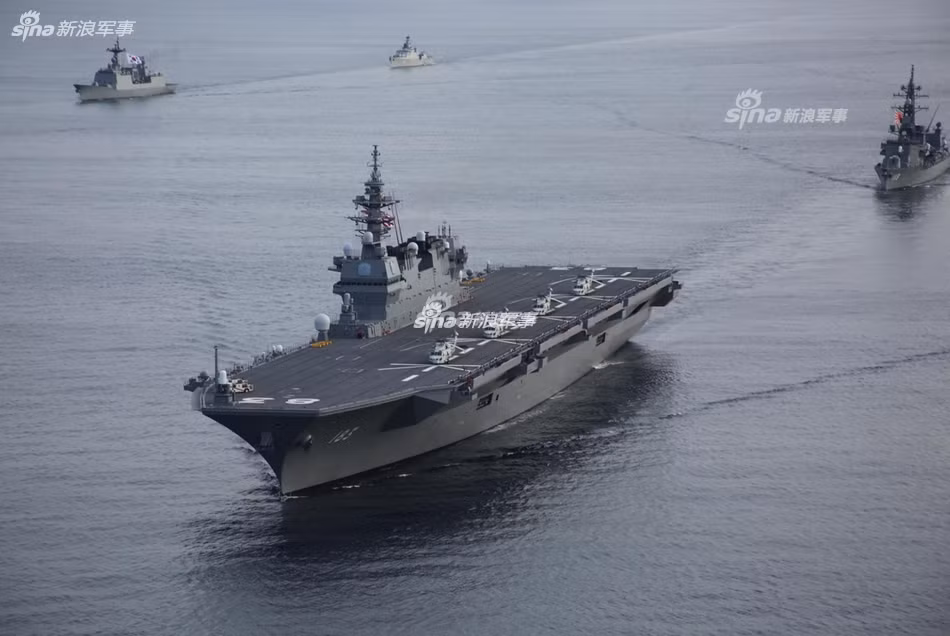 Tàu có khả năng mang theo tối đa 28 trực thăng các loại trong đó bao gồm các loại trực thăng vũ trang, trực thăng cảnh báo sớm,... JS Kaga cũng được trang bị hệ thống mồi nhử chống ngư lôi và các loại máy gây nhiễu dùng cho tác chiến điện tử. Nguồn ảnh: Sina.