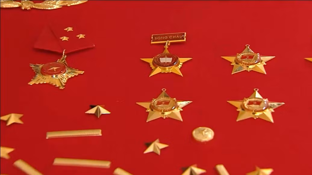 Quân hiệu, cấp hiệu, phù hiệu và một số trang bị đi kèm quân phục của Quân đội Nhân dân Việt Nam cũng có quy trình sản xuất khá phức tạp, dù vậy quân đội ta cũng tự chủ được trong việc sản xuất nhưng trang bị đi kèm quân phục này. Nguồn ảnh: QPVN.