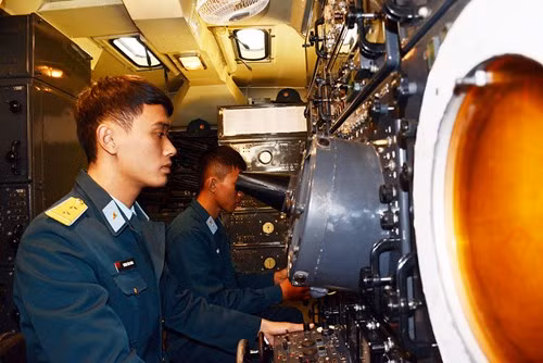 Chiếc máy bay B-52 của Không quân Mỹ rơi xuống đình Hữu Tiệp, làng hoa Ngọc Hà (Hà Nội) khi chưa kịp thả một quả bom nào. Đây là chiến công lớn của Tiểu đoàn 72 trong kháng chiến chống Mỹ nói chung cũng như Chiến dịch Hà Nội - Điện Biên Phủ trên không năm 1972.