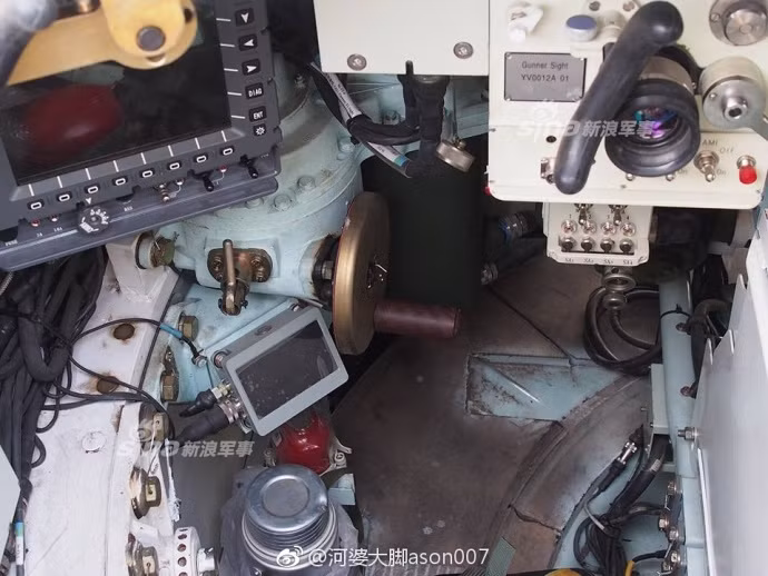 Chỗ ngồi của xạ thủ với hệ thống kính ngắm, tay quay tháp pháo và màn hình hiển thị. Nguồn ảnh: Sina.