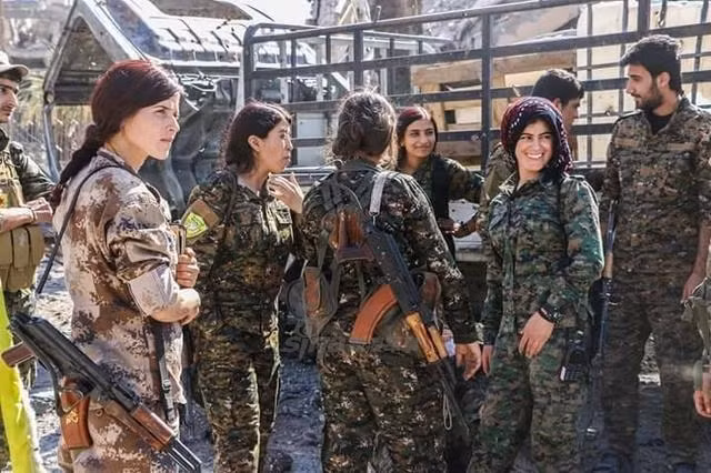 Trong cuộc chiến chống khủng bố IS, ít ai biết rằng có cả sự tham gia của cả phái yếu và trên chiến trường họ nổi khiếp sợ của mọi tay súng phiến quân IS. Nguồn ảnh: Sina.