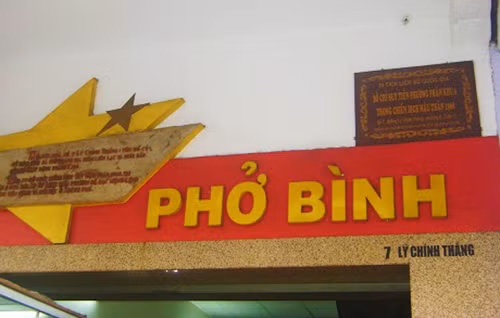 Nằm ở số 7 đường Lý Chính Thắng, quán Phở Bình đã từng tồn tại suốt nhiều thập kỷ qua. Đây cũng là nơi ghi dấu ấn lịch sử của cuộc tiến công và nổi dậy Tết Mậu Thân 1968 của quân và dân ta. Nguồn ảnh: Dulich.