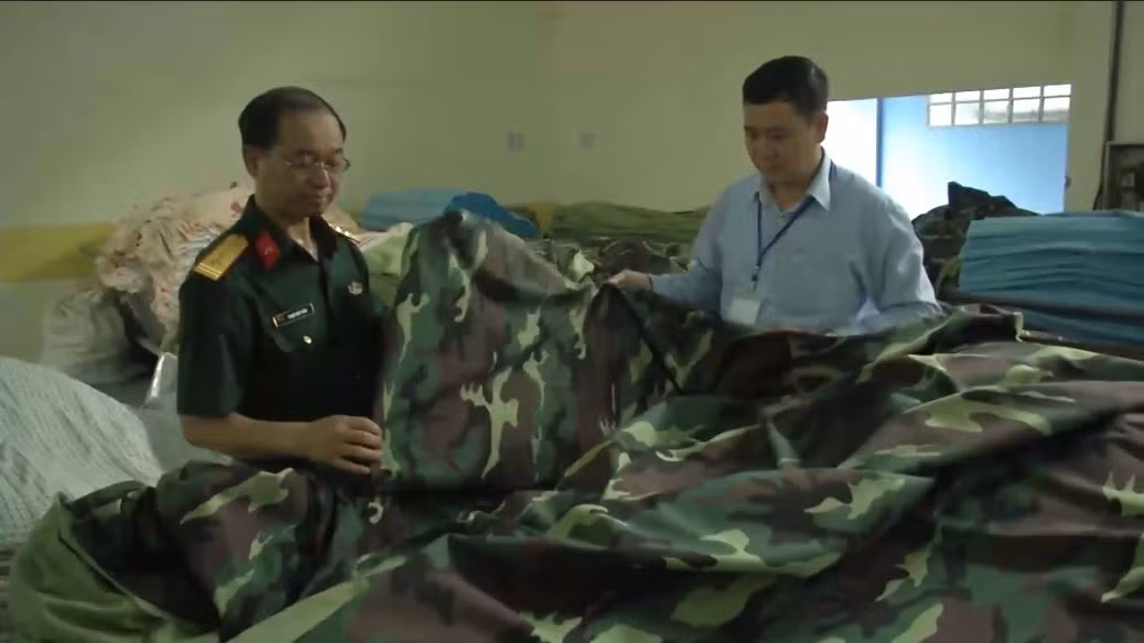 Vải rằn ri với kỹ thuật nhuộm rất phức tạo, đòi hỏi máy móc và thuật toán vẽ họa tiết rất tinh vi, không phải quân đội nước nào cũng có khả năng tự sản xuất được vải rằn ri để may quân phục. Nguồn ảnh: QPVN.