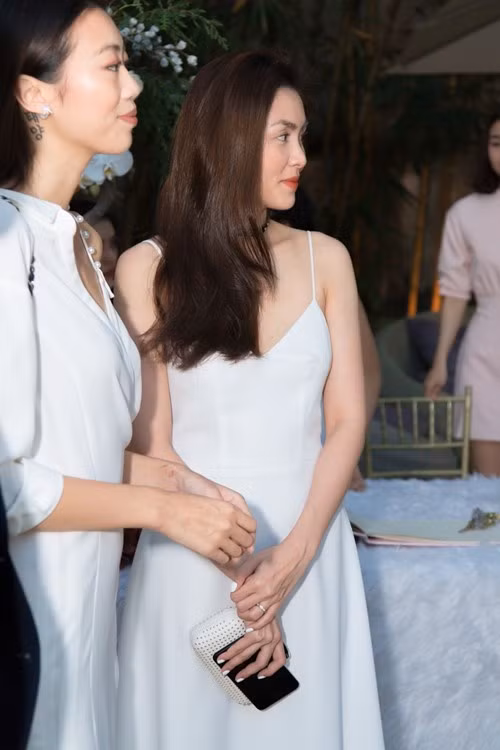 Vẻ đẹp tròn đầy của bà mẹ 2 con.