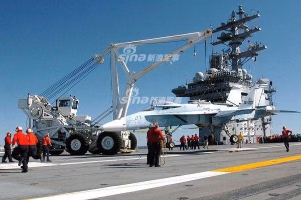 Điều ít ai biết đó là trên các tàu sân bay của Mỹ hoàn toàn không có lực lượng cứu hỏa chuyên nghiệp nào. Nguồn ảnh: USNV.